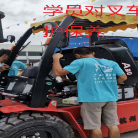 叉车进行维护保养