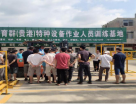 教练正对学员进行叉车培训