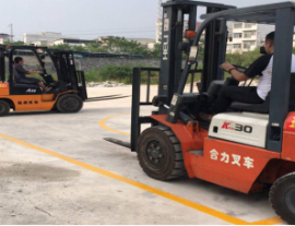 学员教练指导下进行实操学习2