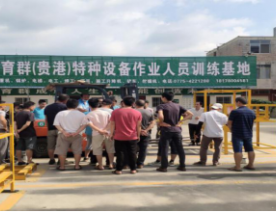 教练正对学员进行叉车培训